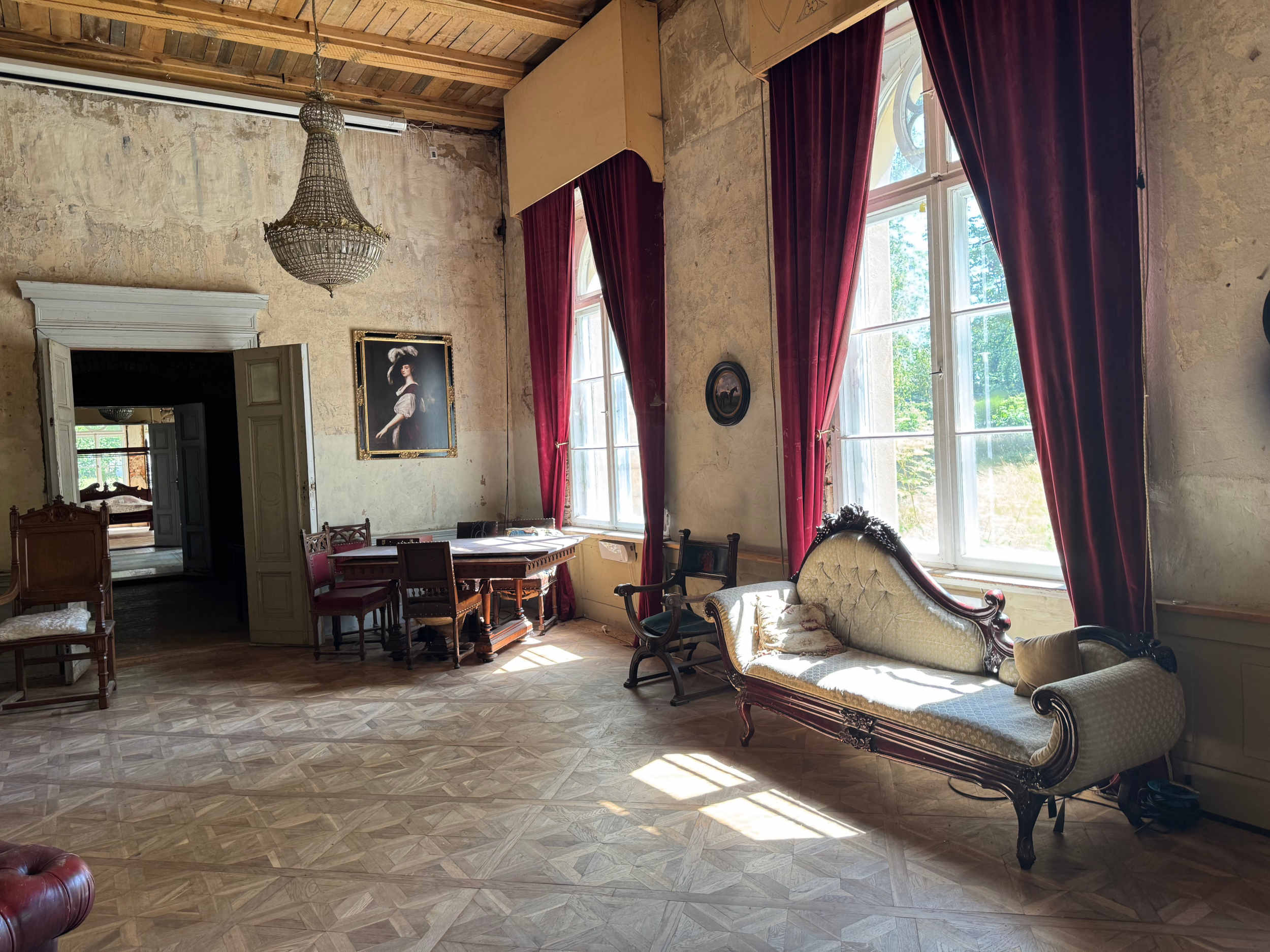 castle-interio-ballroom2