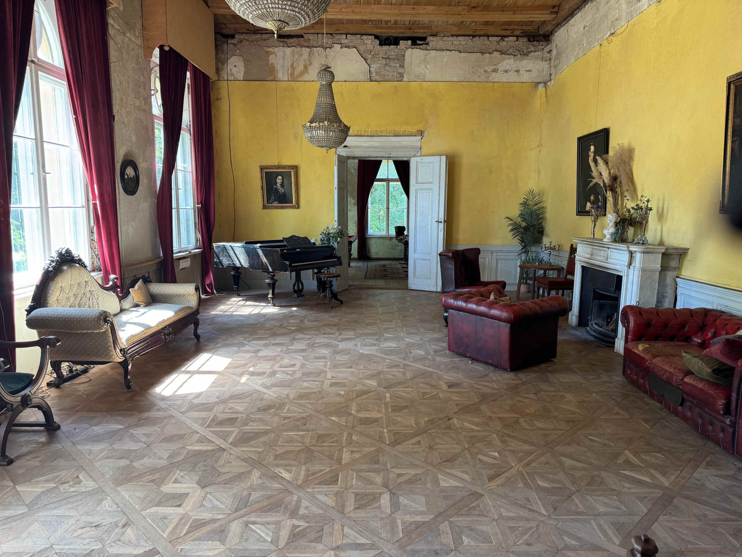 castle-interior-ballroom3