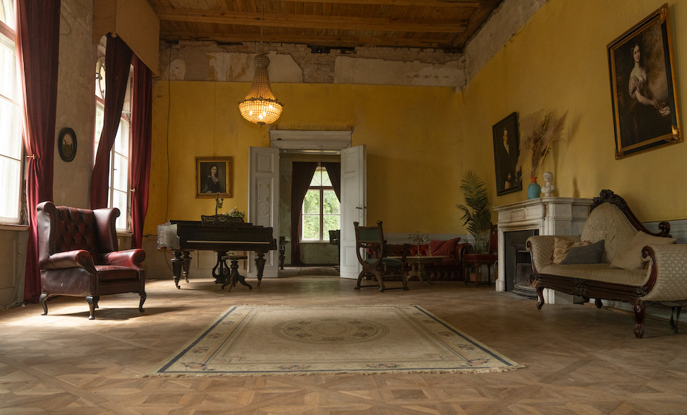 castle-interior-ballroom5