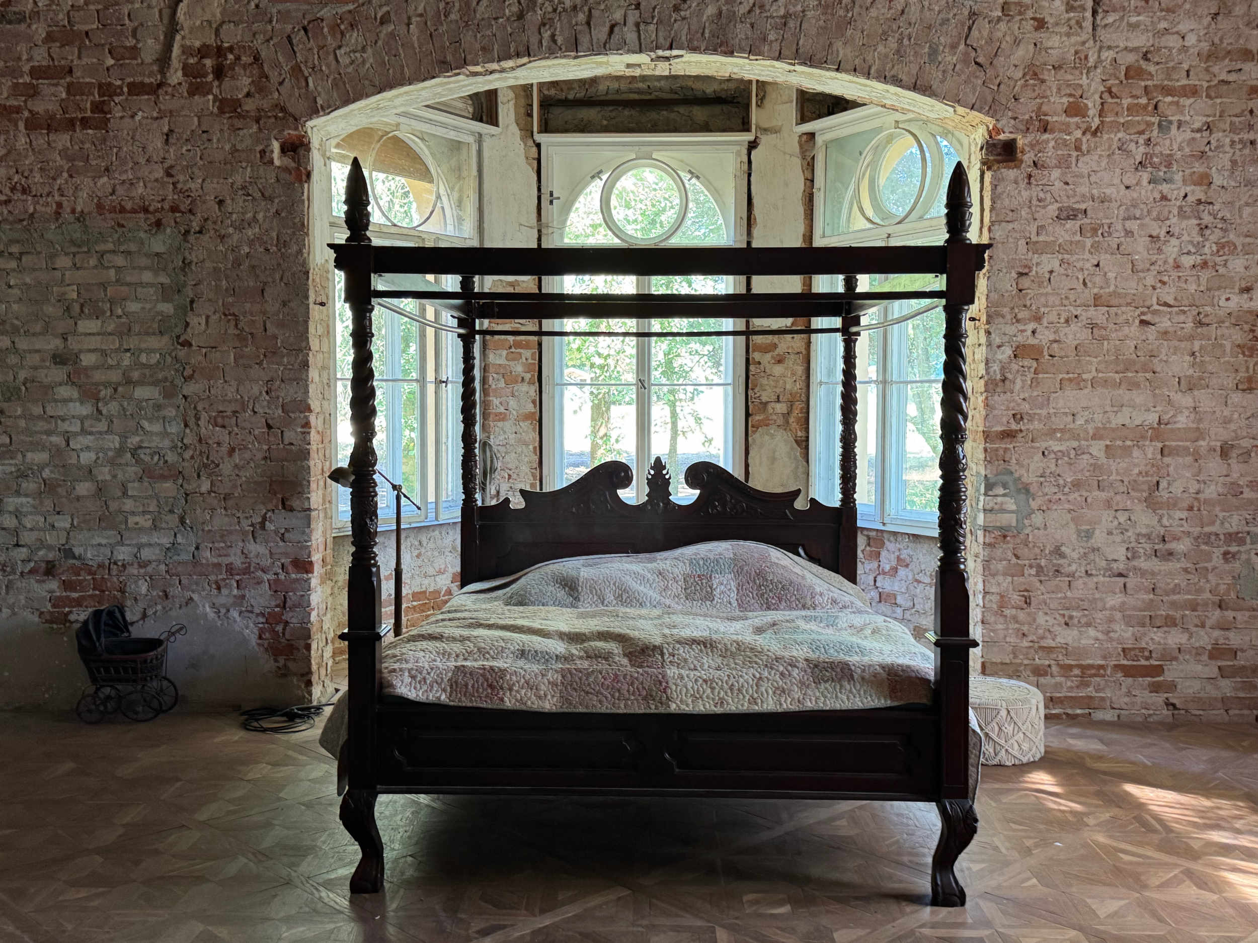 castle-interior-bedroom