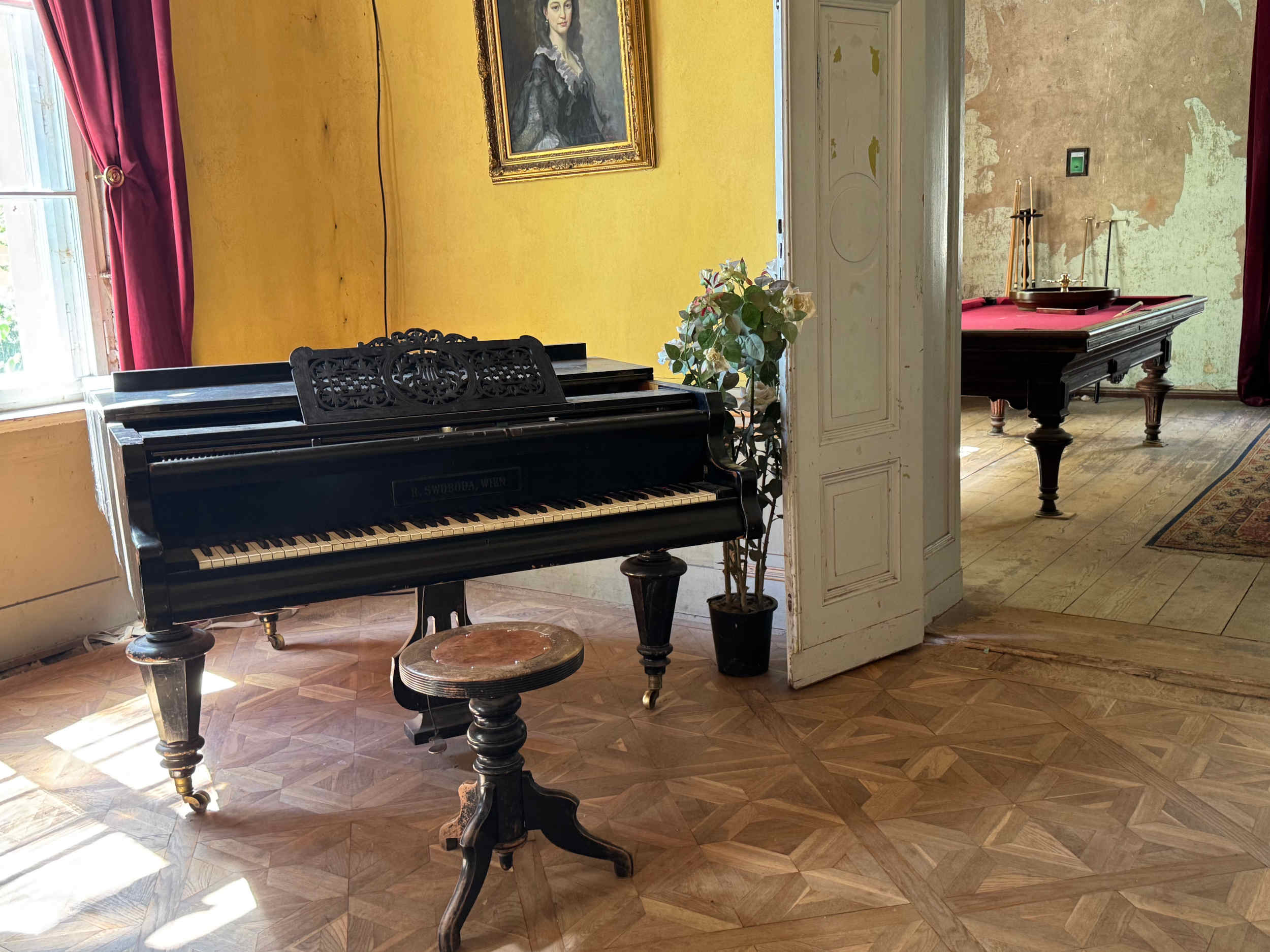 castle-interior-grand-piano