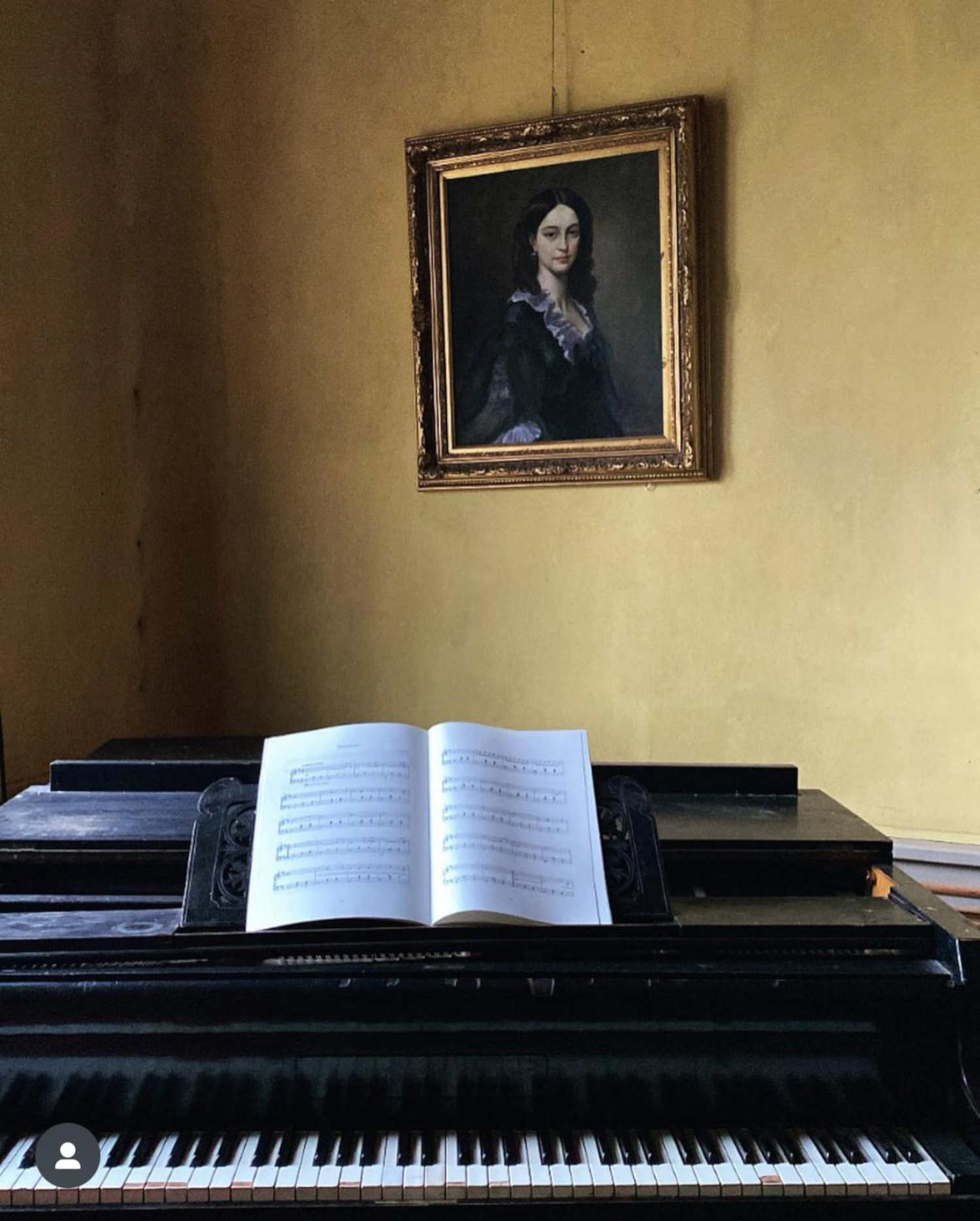 castle-interior-piano-portrait-up-close
