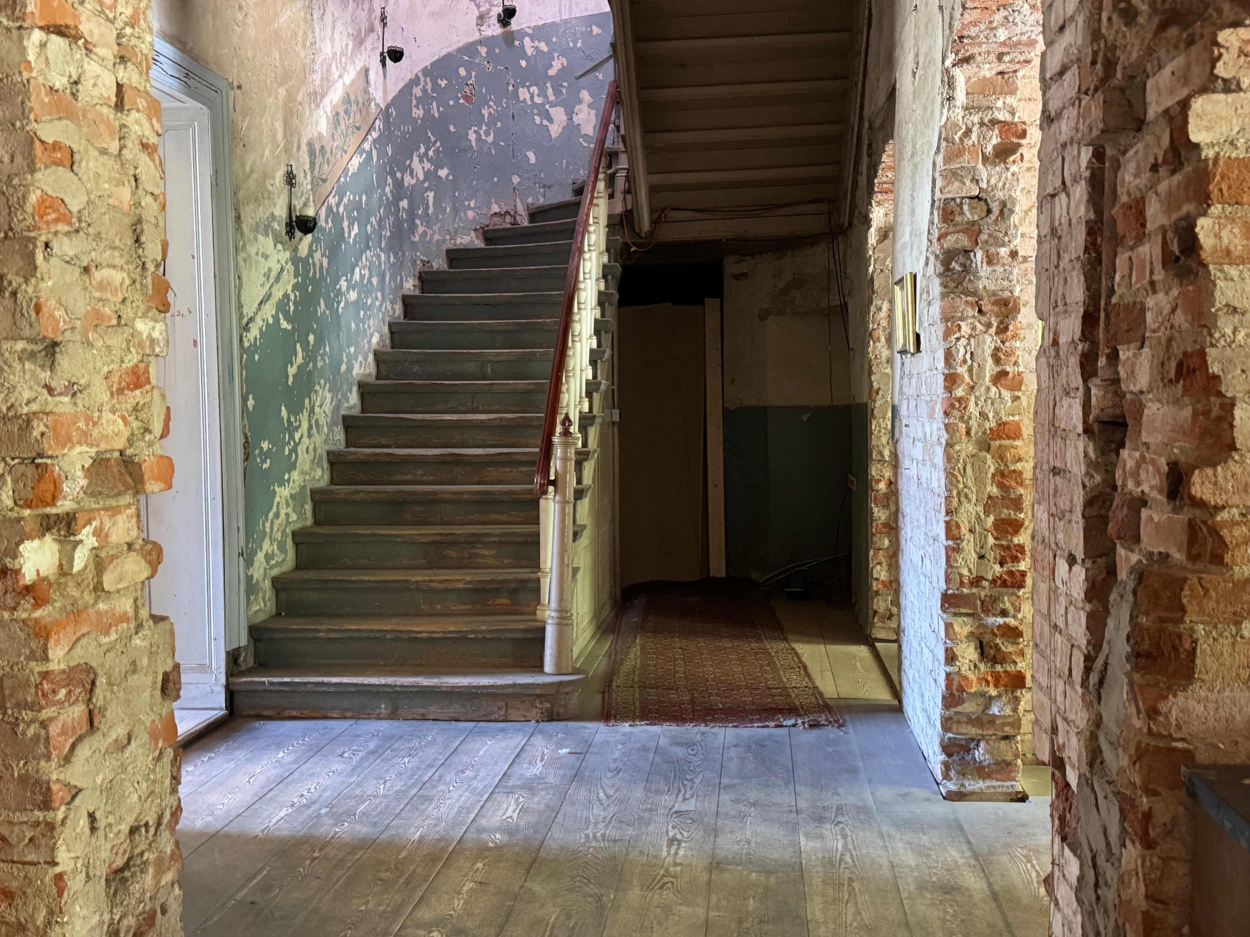 castle-interior-staircase