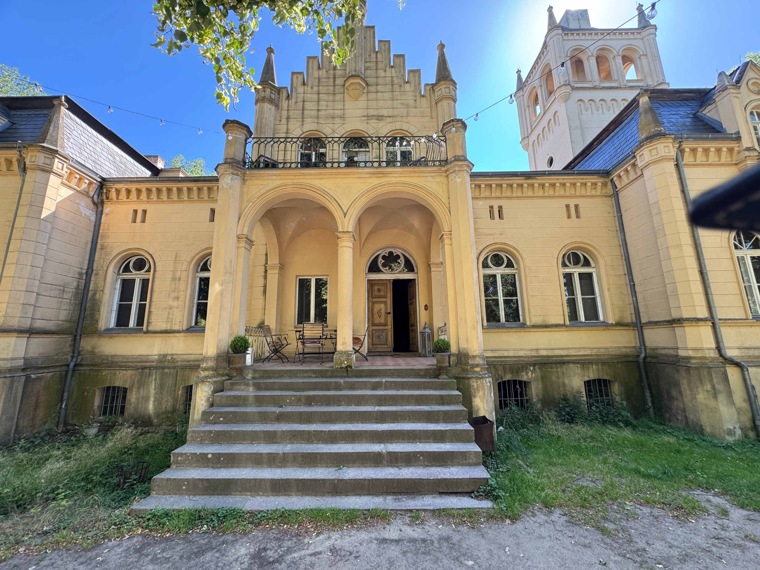 castle-outside-entrance