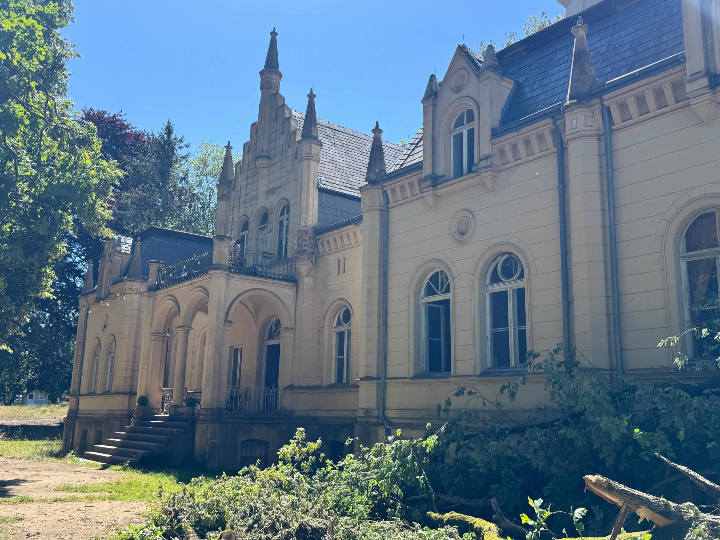 castle-outside-whole-front